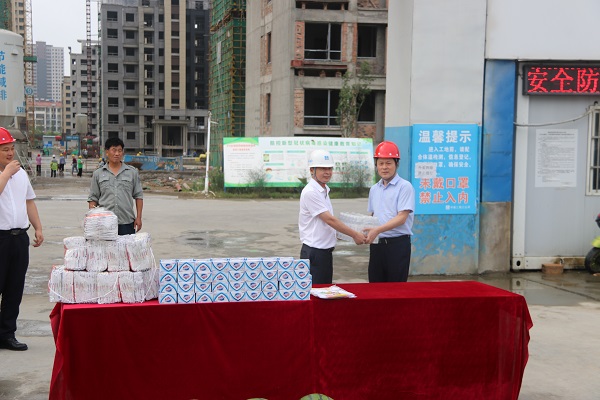 楊曉彬到徽鹽地產(chǎn)定遠(yuǎn)、泗縣項(xiàng)目公司開展高溫慰問